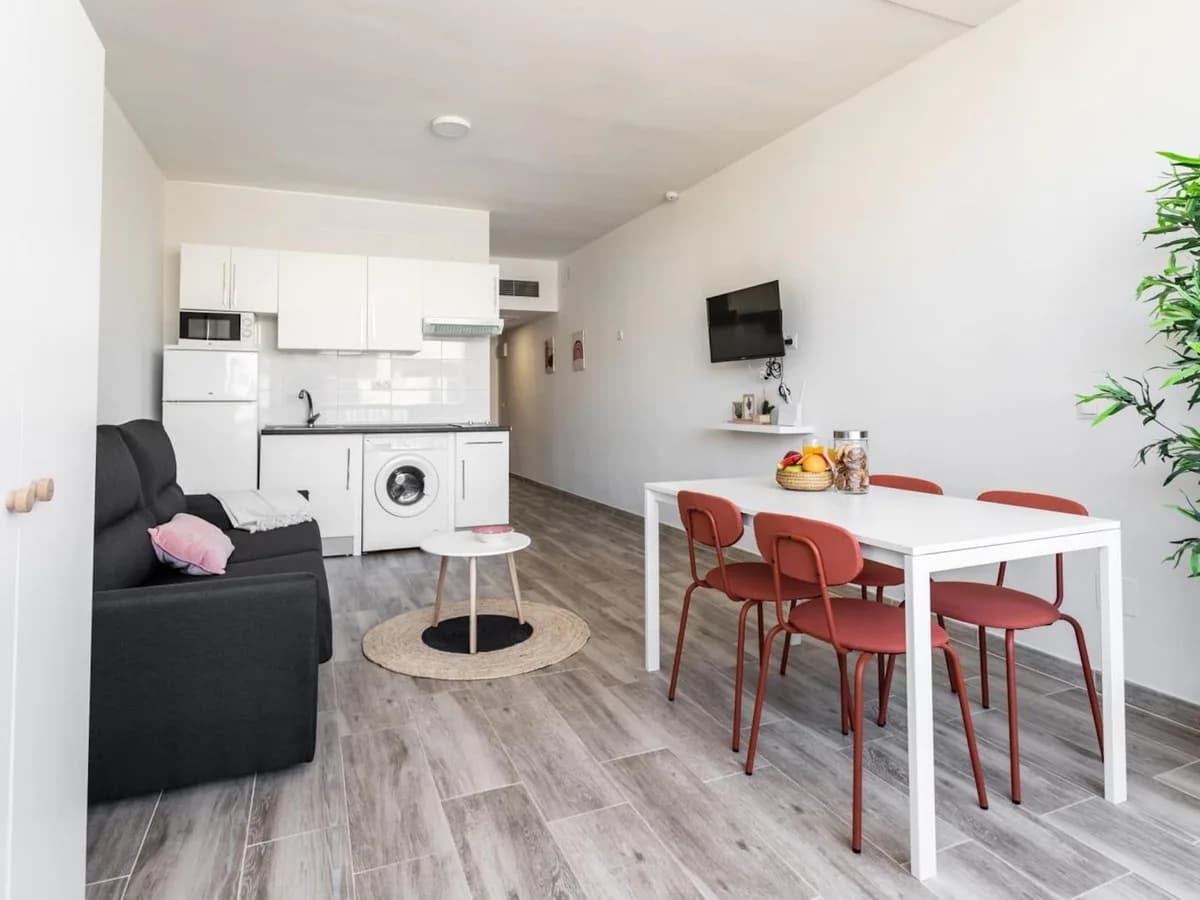 1 Bedroom Middle Floor Apartment for Sale in Fuengirola, Málaga - Image 9