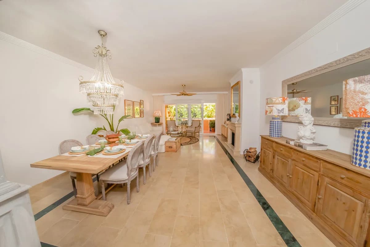 3 Bedroom Semi-Detached House for Sale in Nagüeles, Málaga - Image 2