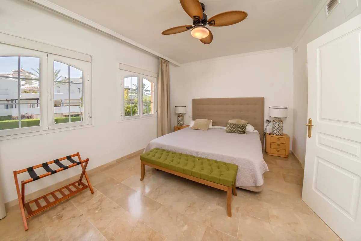 3 Bedroom Semi-Detached House for Sale in Nagüeles, Málaga - Image 5