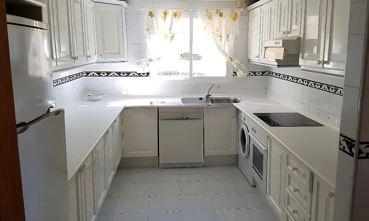 2 Bedroom Middle Floor Apartment for Sale in Estepona, Málaga - Image 3