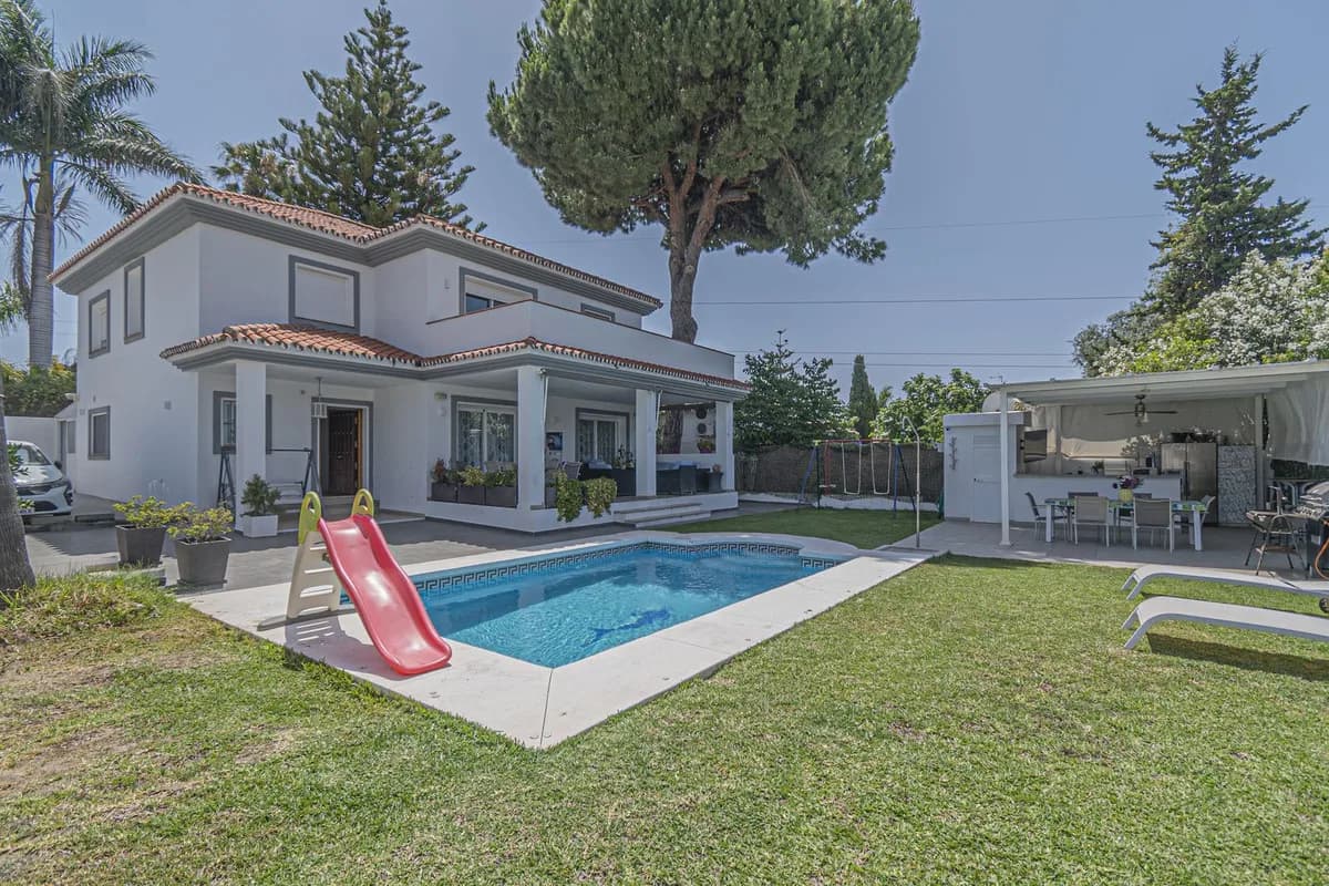 5 Bedroom Detached Villa for Sale in San Pedro de Alcántara, Málaga - Image 2