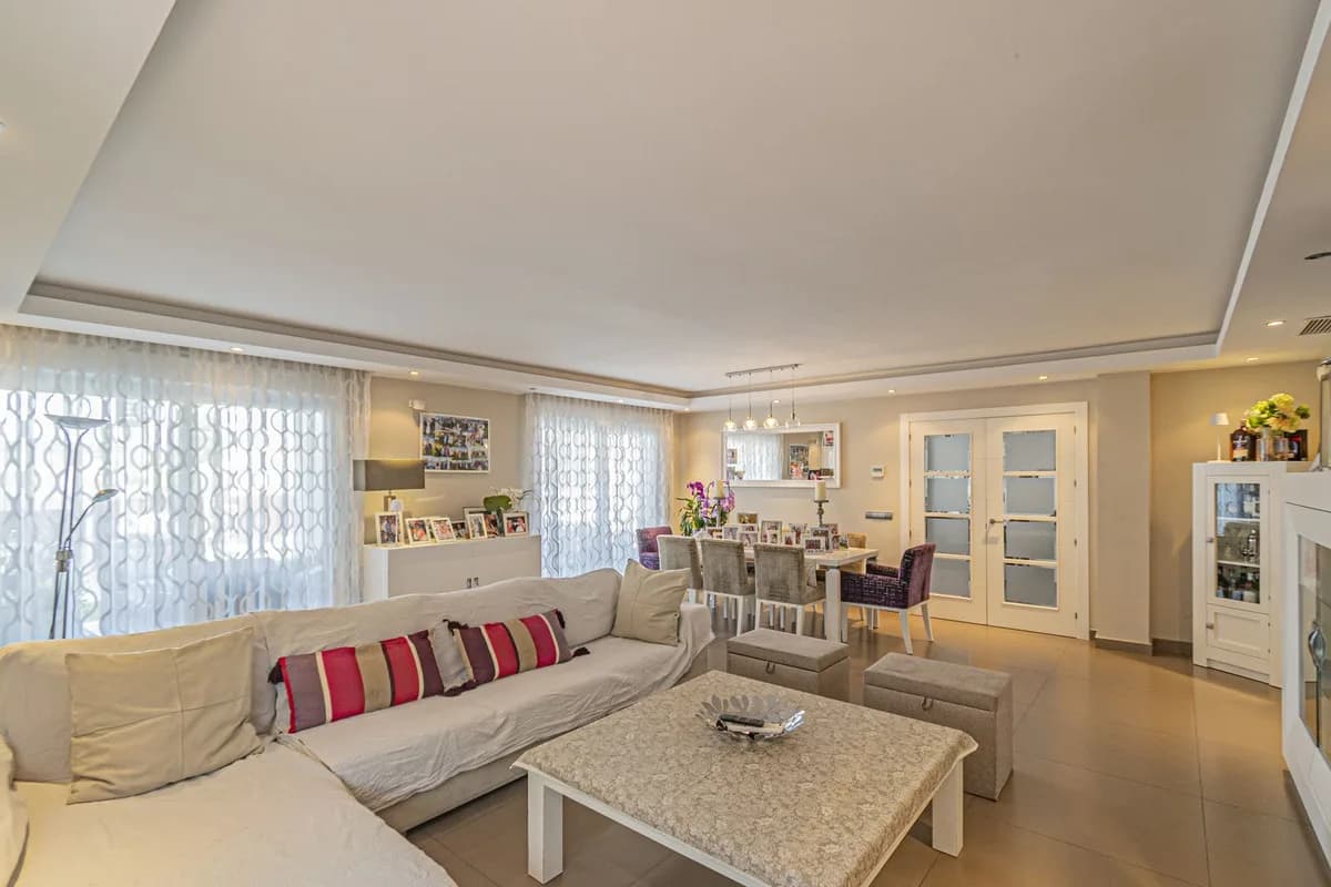 5 Bedroom Detached Villa for Sale in San Pedro de Alcántara, Málaga - Image 3