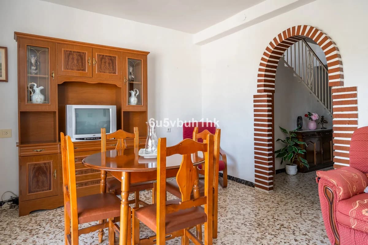 5 Bedroom Townhouse for Sale in Tolox, Málaga - Image 6