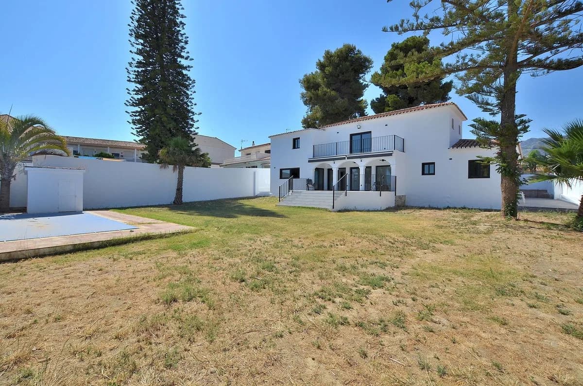 5 Bedroom Detached Villa for Sale in El Coto, Málaga - Image 3