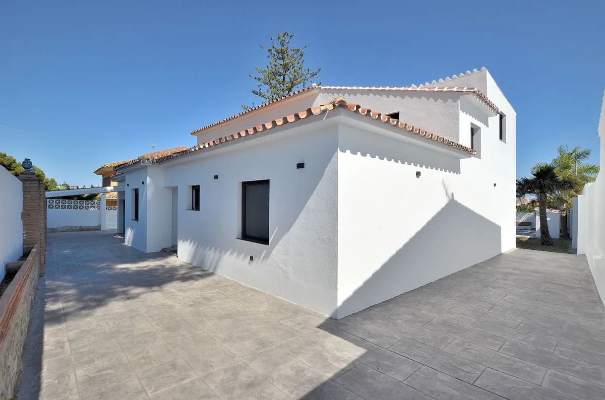 5 Bedroom Detached Villa for Sale in El Coto, Málaga - Image 9