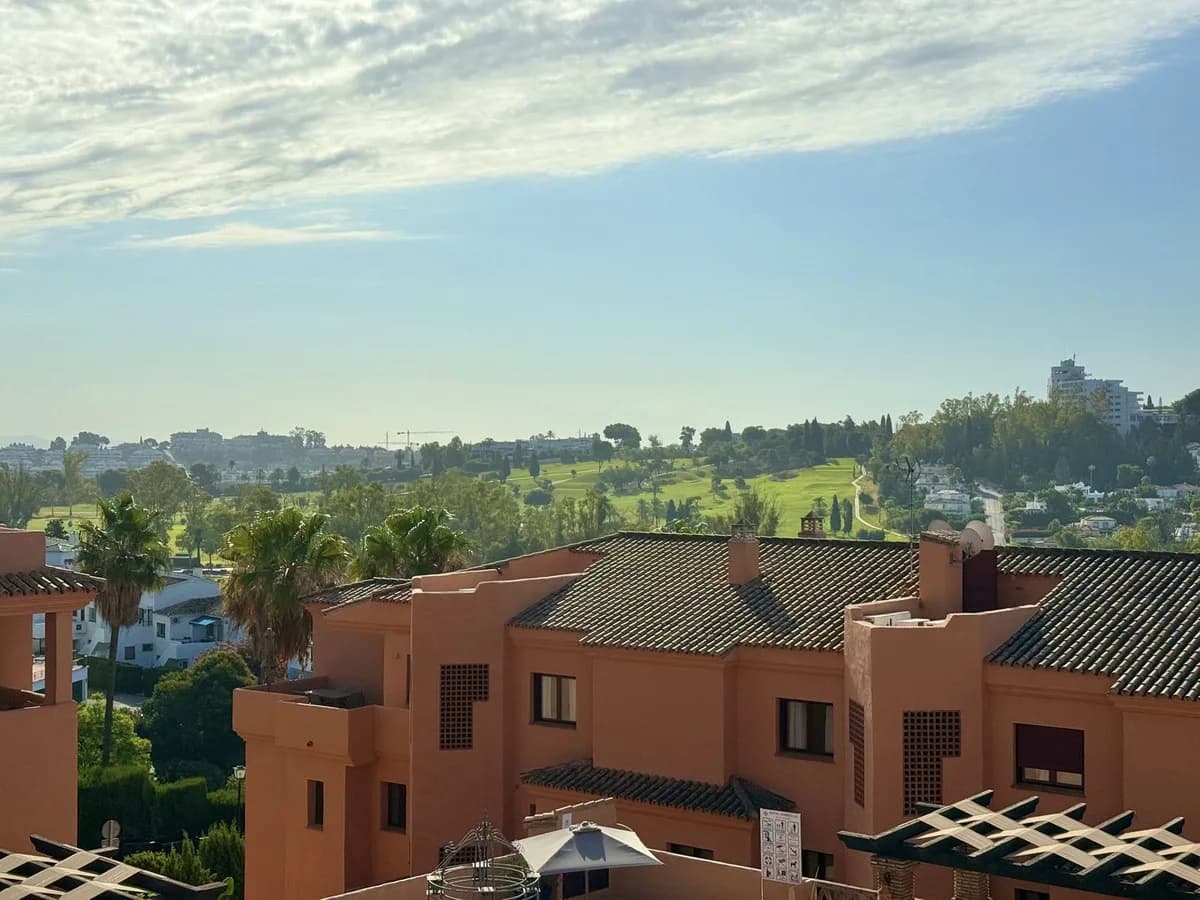 2 Bedroom Middle Floor Apartment for Sale in Benahavís, Málaga - Image 3