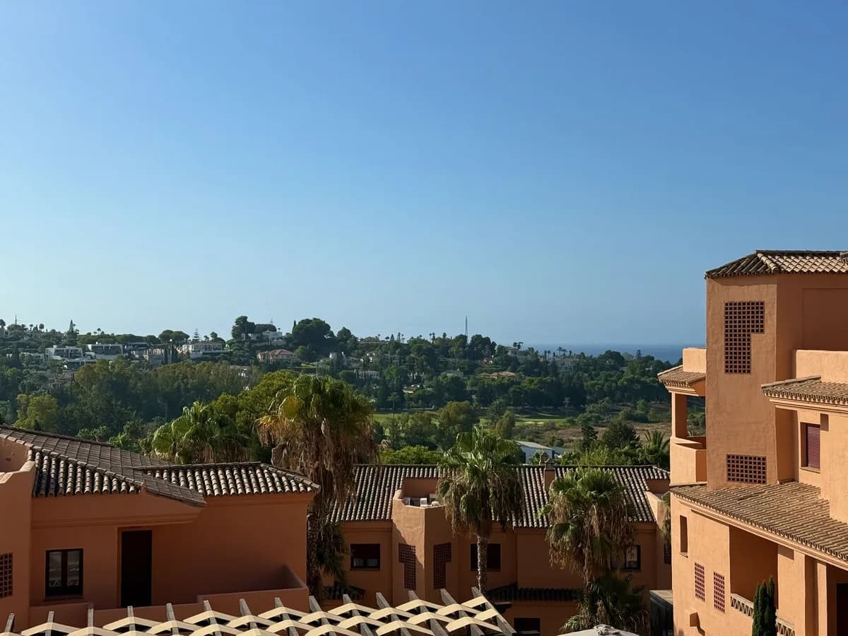 2 Bedroom Middle Floor Apartment for Sale in Benahavís, Málaga - Image 4