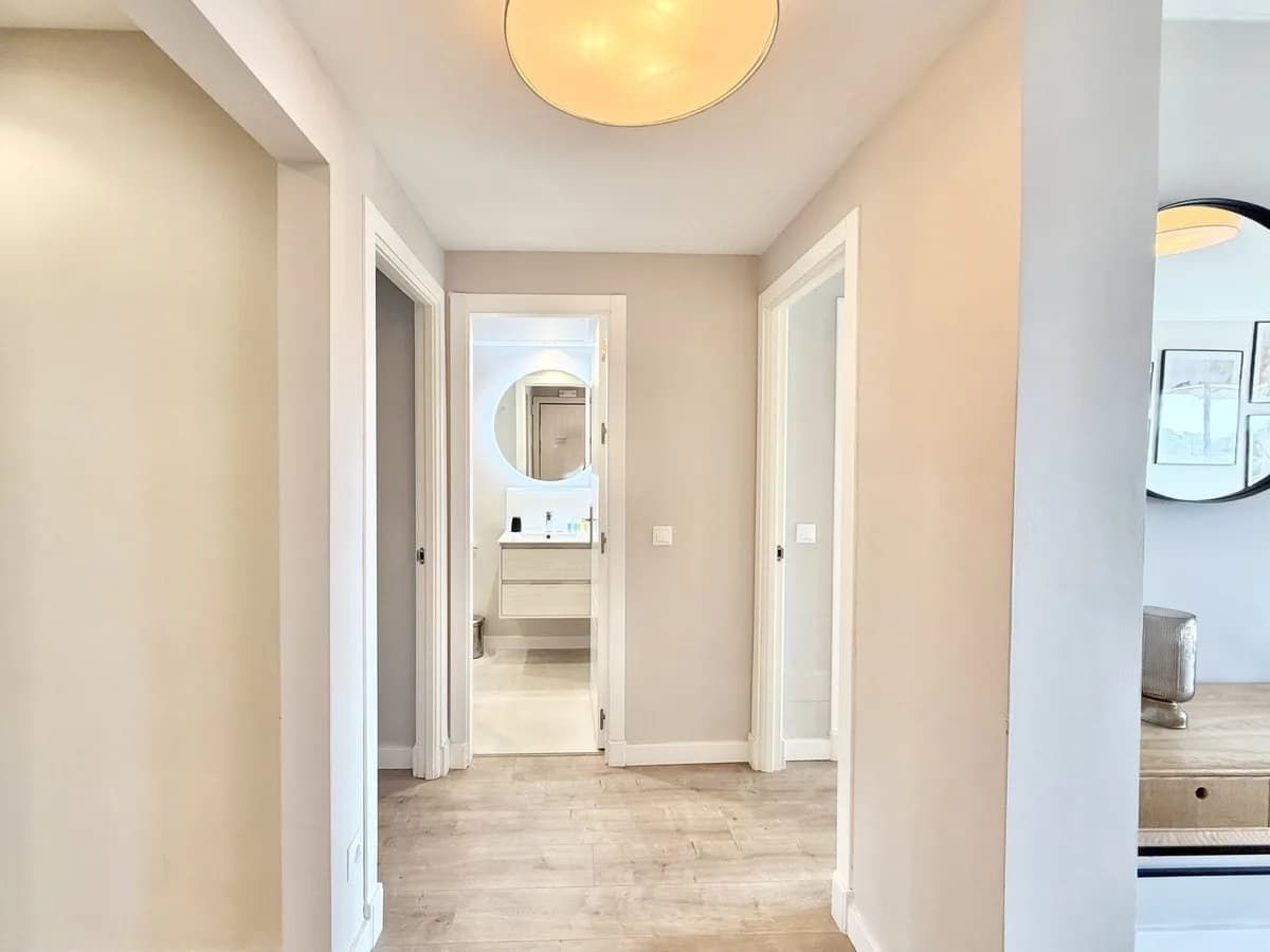 2 Bedroom Middle Floor Apartment for Sale in Benahavís, Málaga - Image 9