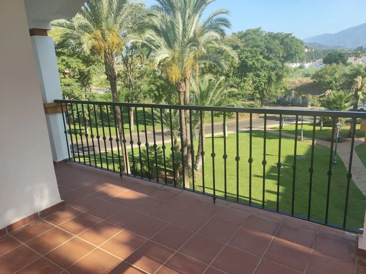 2 Bedroom Middle Floor Apartment for Sale in Marbella, Málaga - Image 5