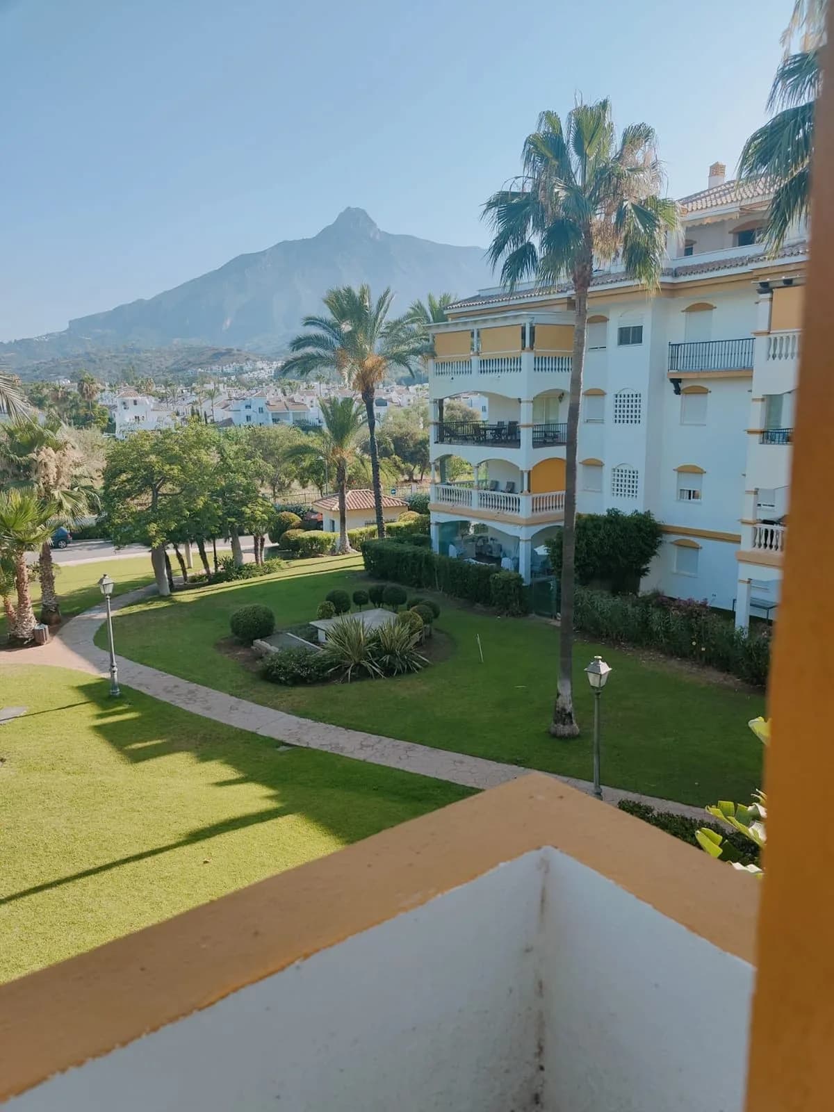 2 Bedroom Middle Floor Apartment for Sale in Marbella, Málaga - Image 6