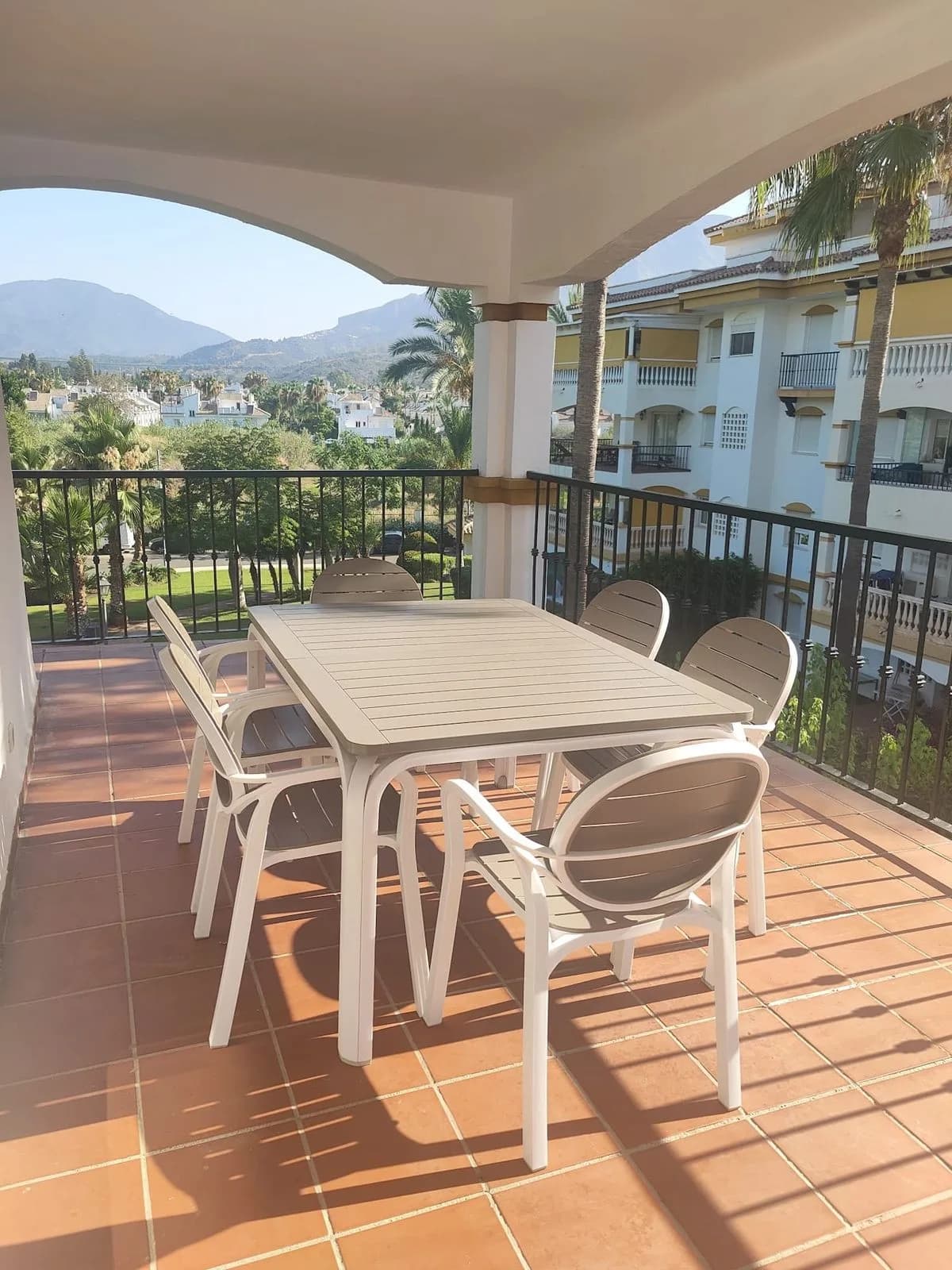 2 Bedroom Middle Floor Apartment for Sale in Marbella, Málaga - Image 8