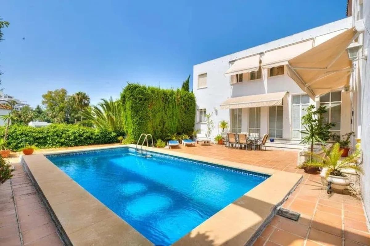5 Bedroom Detached Villa for Sale in Nueva Andalucía, Málaga