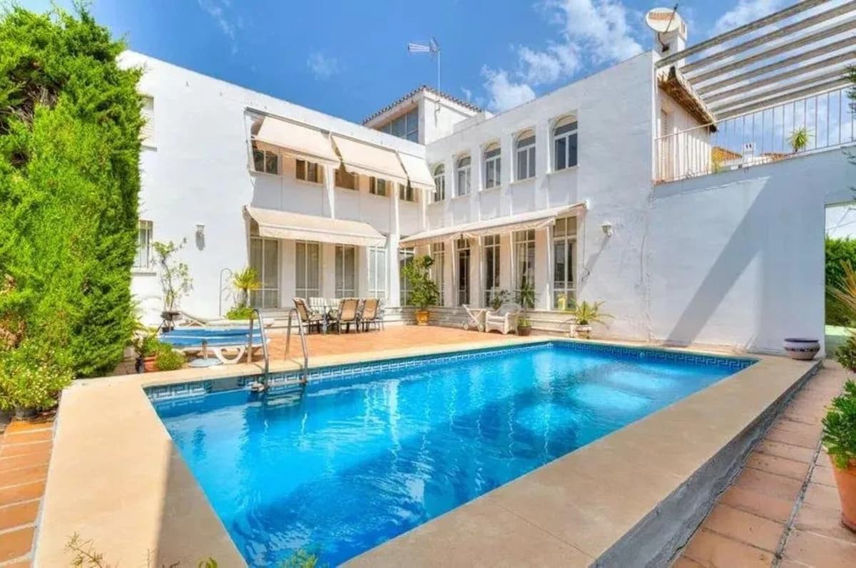 5 Bedroom Detached Villa for Sale in Nueva Andalucía, Málaga - Image 2