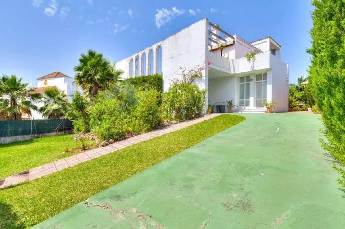 5 Bedroom Detached Villa for Sale in Nueva Andalucía, Málaga - Image 6