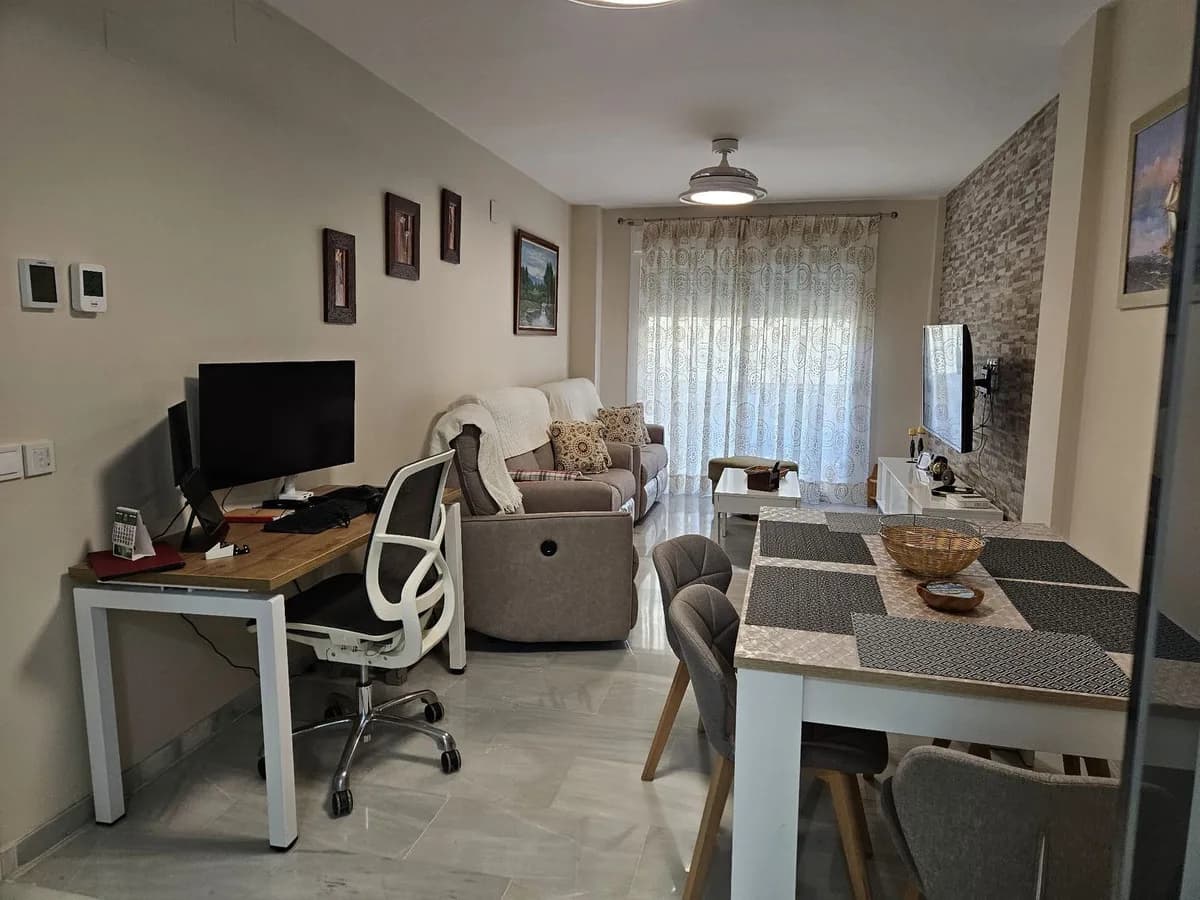 3 Bedroom Middle Floor Apartment for Sale in Fuengirola, Málaga - Image 2