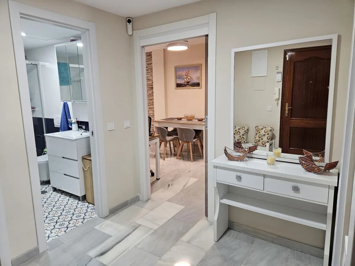 3 Bedroom Middle Floor Apartment for Sale in Fuengirola, Málaga - Image 5