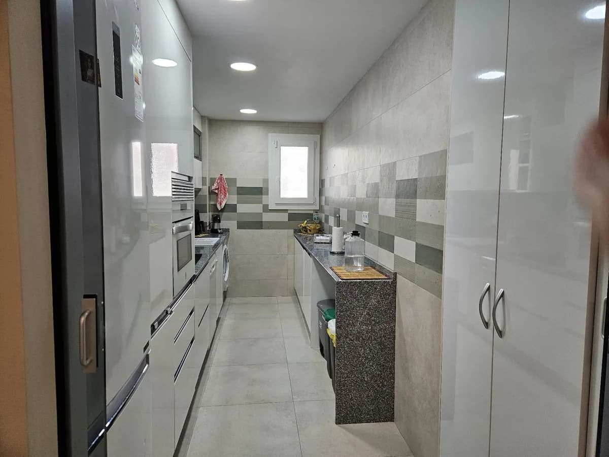3 Bedroom Middle Floor Apartment for Sale in Fuengirola, Málaga - Image 6