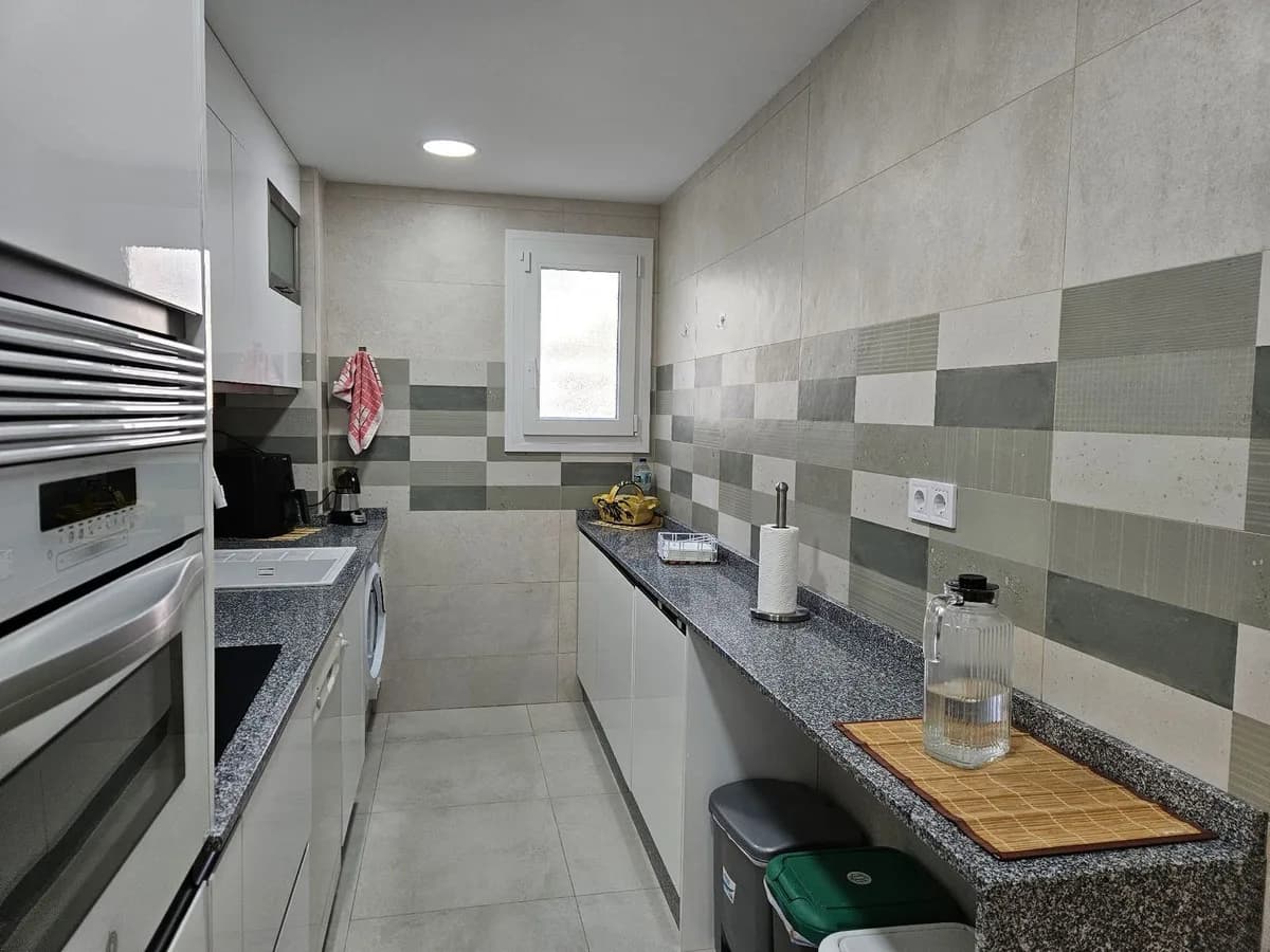 3 Bedroom Middle Floor Apartment for Sale in Fuengirola, Málaga - Image 9