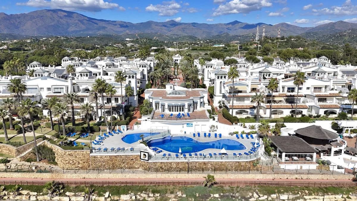 2 Bedroom Top Floor Apartment for Sale in New Golden Mile, Málaga - Image 2
