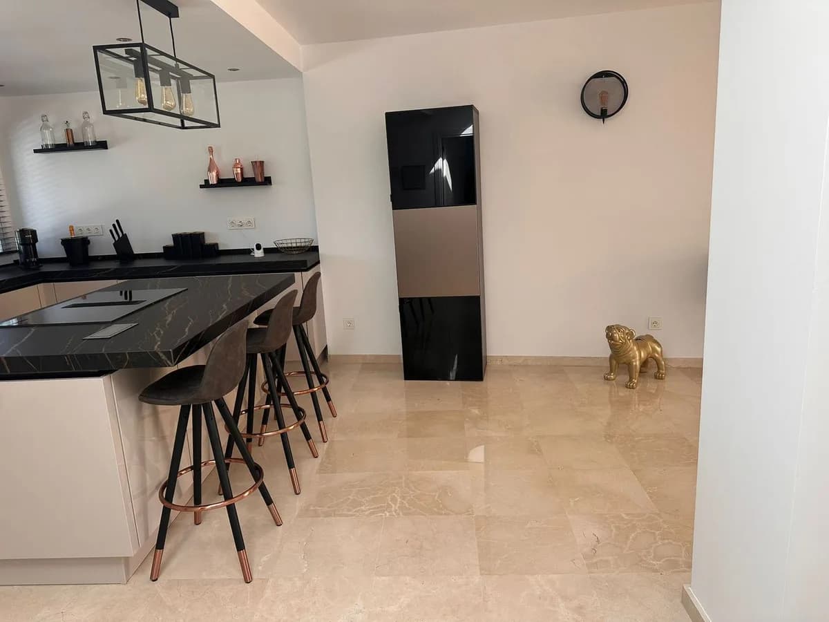 2 Bedroom Top Floor Apartment for Sale in New Golden Mile, Málaga - Image 5