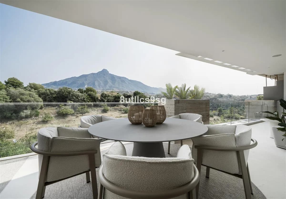 2 Bedroom Middle Floor Apartment for Sale in Aloha, Málaga - Image 2
