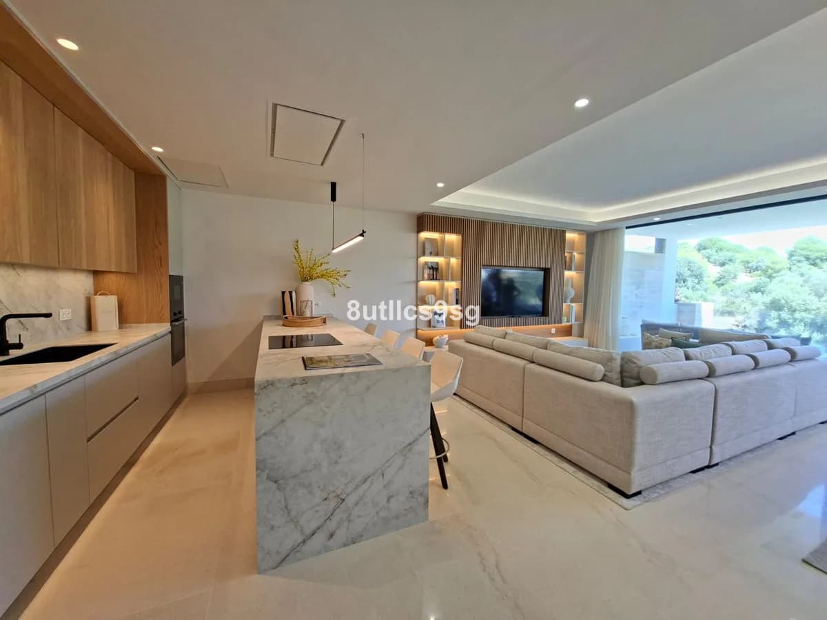2 Bedroom Middle Floor Apartment for Sale in Aloha, Málaga - Image 5
