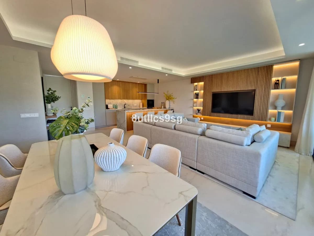 2 Bedroom Middle Floor Apartment for Sale in Aloha, Málaga - Image 6