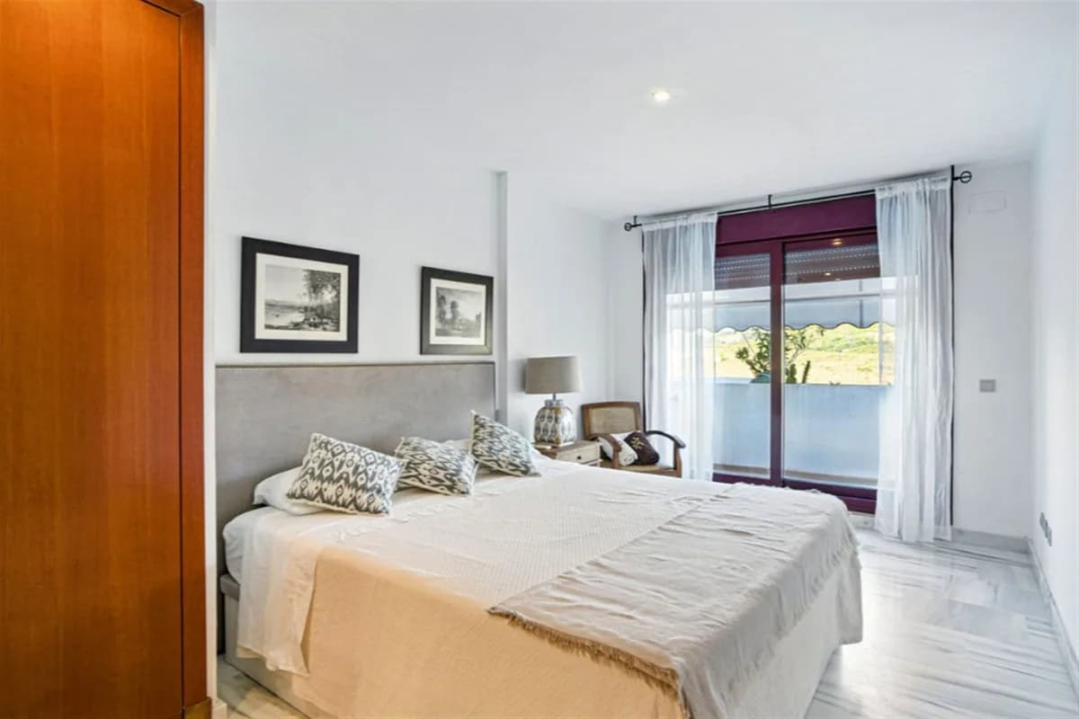 3 Bedroom Penthouse Duplex for Sale in Benahavís, Málaga - Image 9