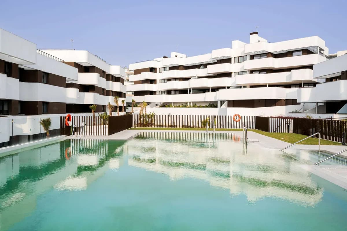 4 Bedroom Ground Floor Apartment for Sale in Estepona, Málaga - Image 5