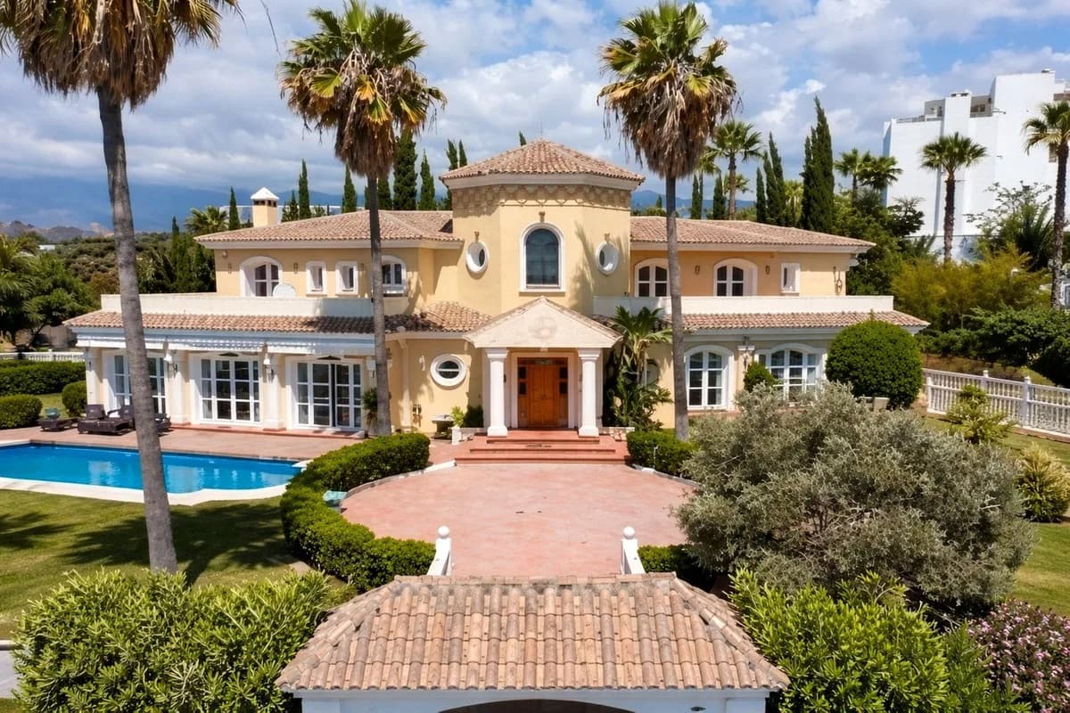 5 Bedroom Detached Villa for Sale in Selwo, Málaga