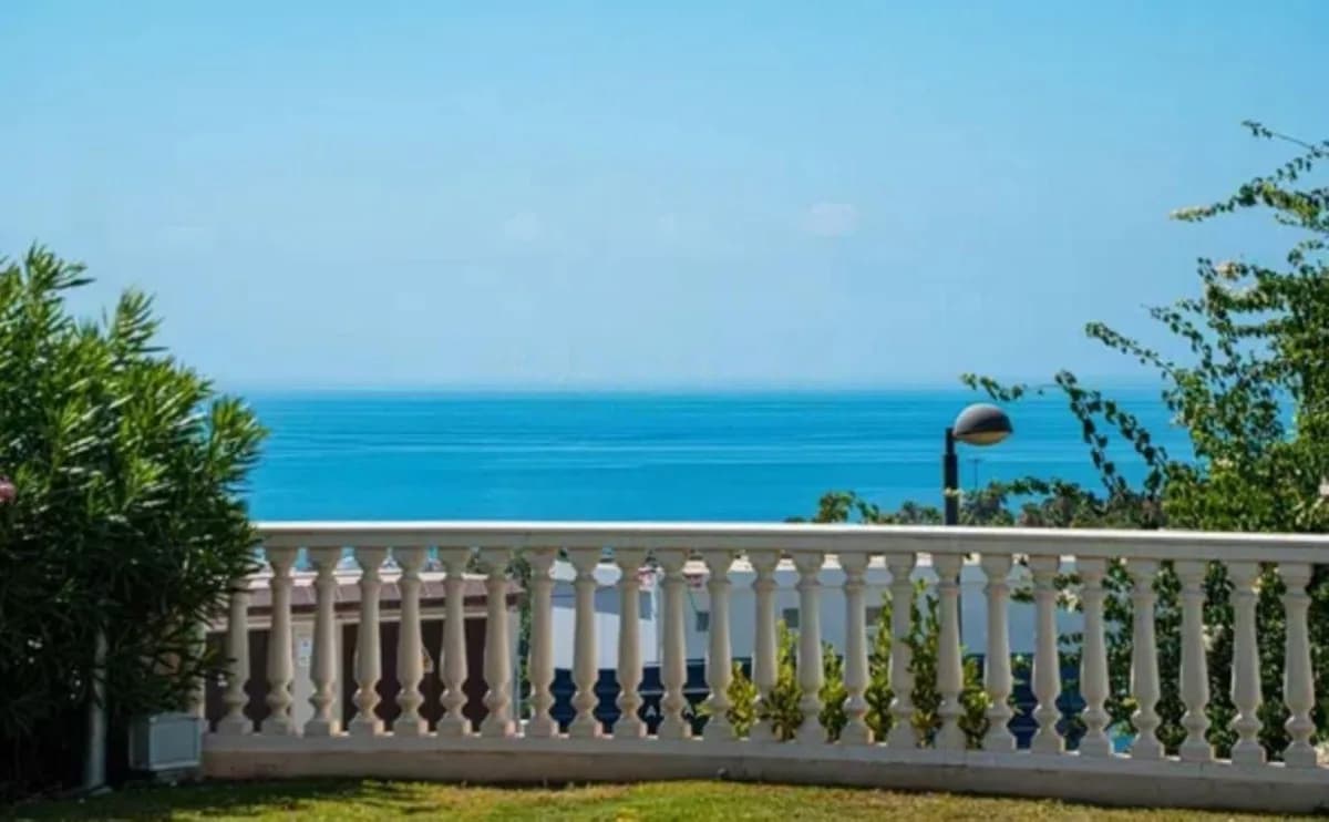 5 Bedroom Detached Villa for Sale in Selwo, Málaga - Image 2