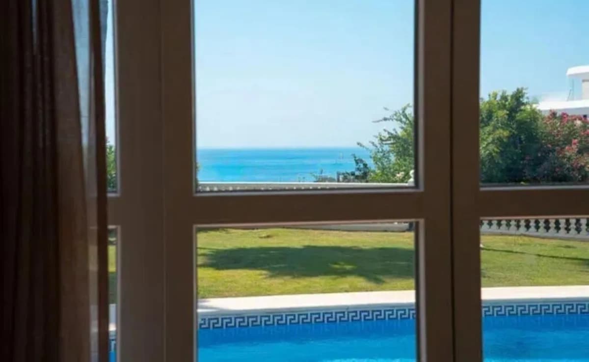 5 Bedroom Detached Villa for Sale in Selwo, Málaga - Image 3