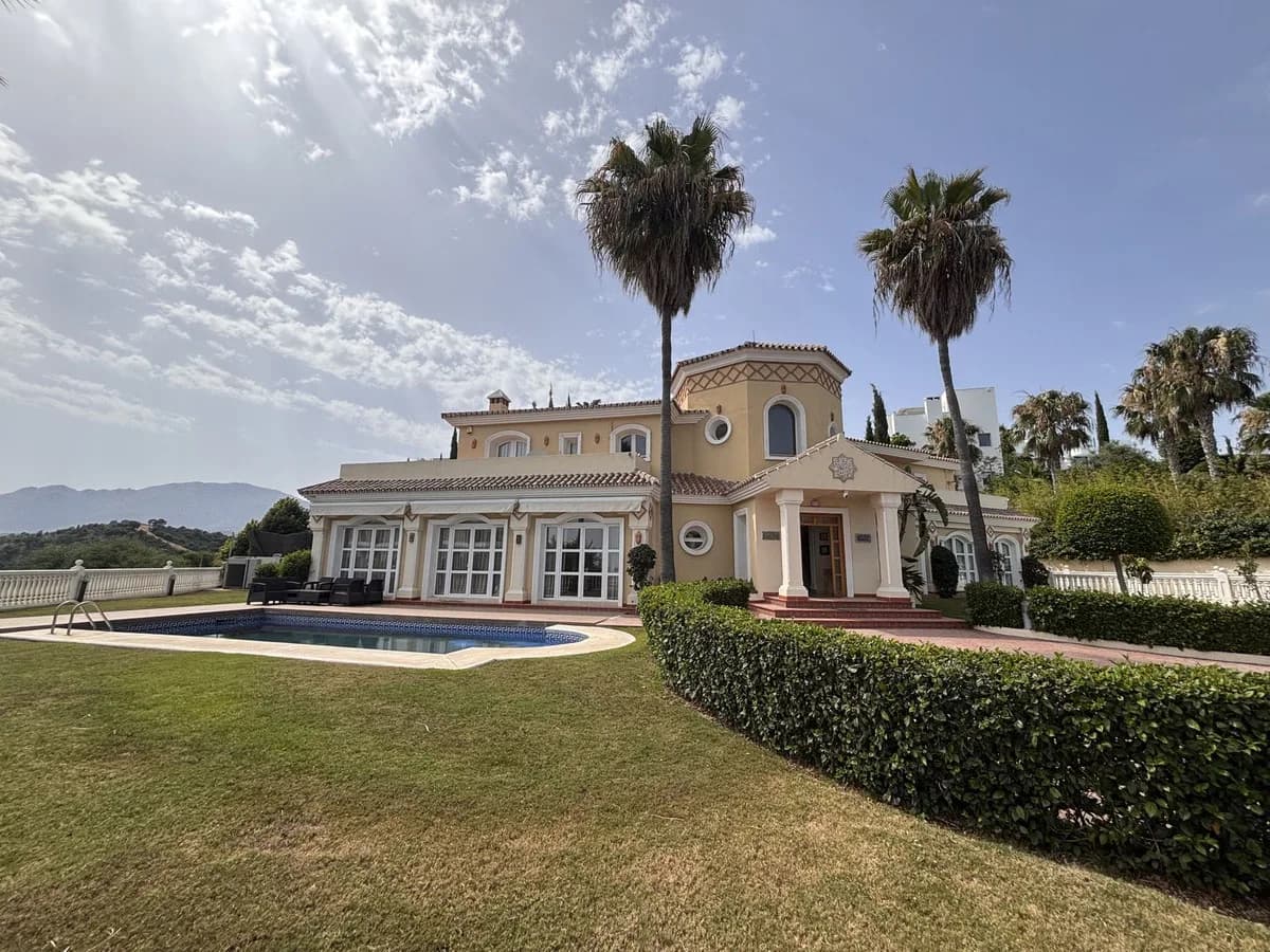 5 Bedroom Detached Villa for Sale in Selwo, Málaga - Image 4