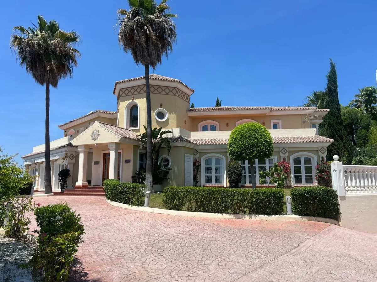 5 Bedroom Detached Villa for Sale in Selwo, Málaga - Image 5