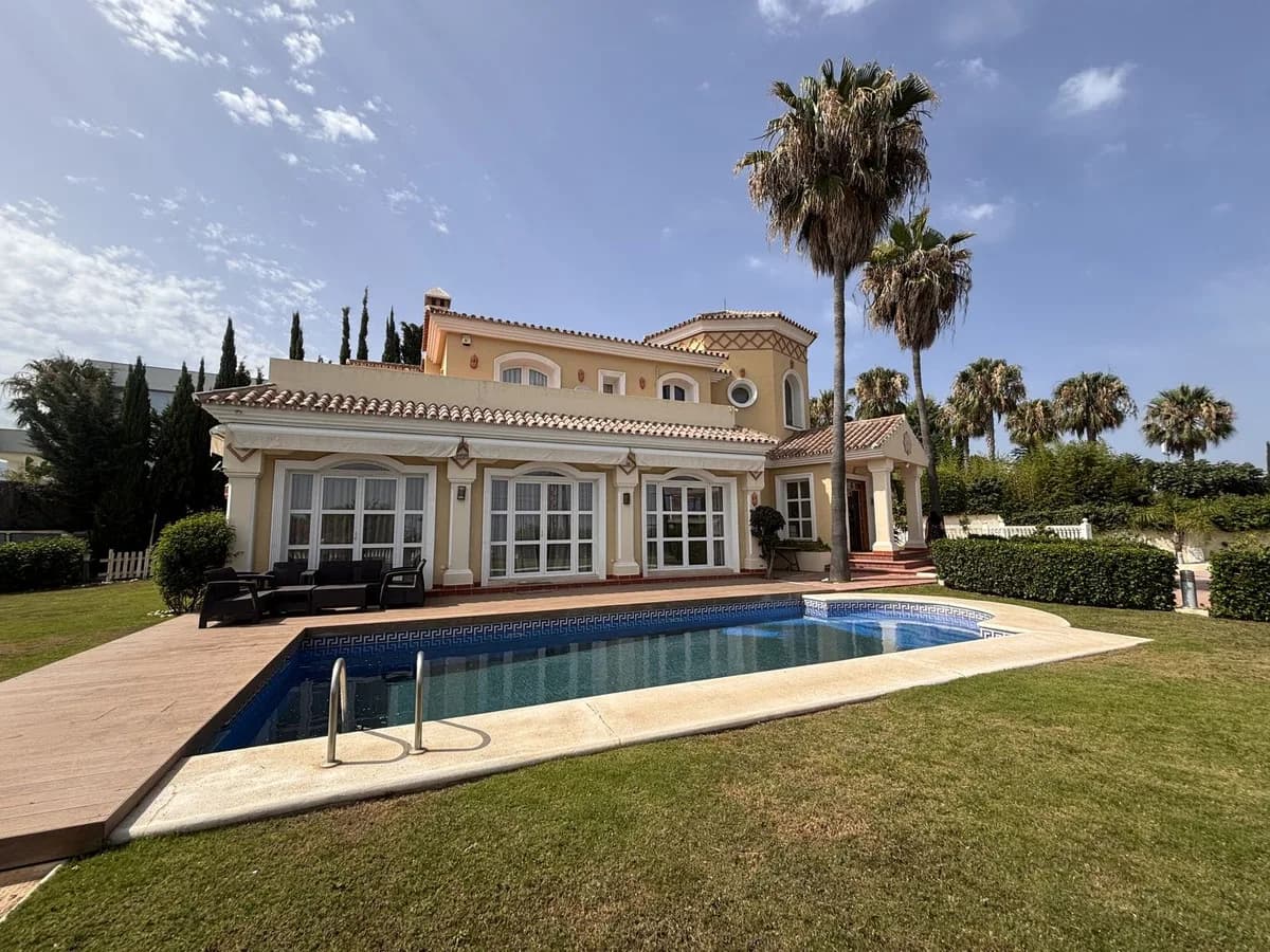 5 Bedroom Detached Villa for Sale in Selwo, Málaga - Image 7
