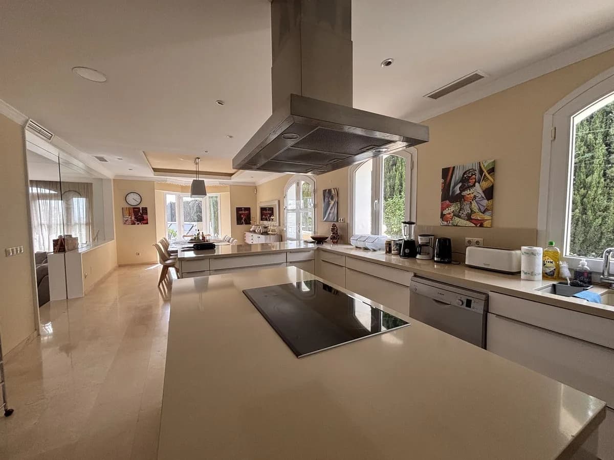5 Bedroom Detached Villa for Sale in Selwo, Málaga - Image 8