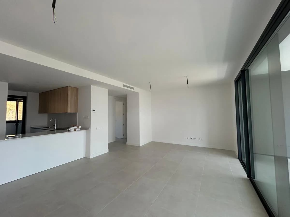 3 Bedroom Middle Floor Apartment for Sale in Selwo, Málaga - Image 4