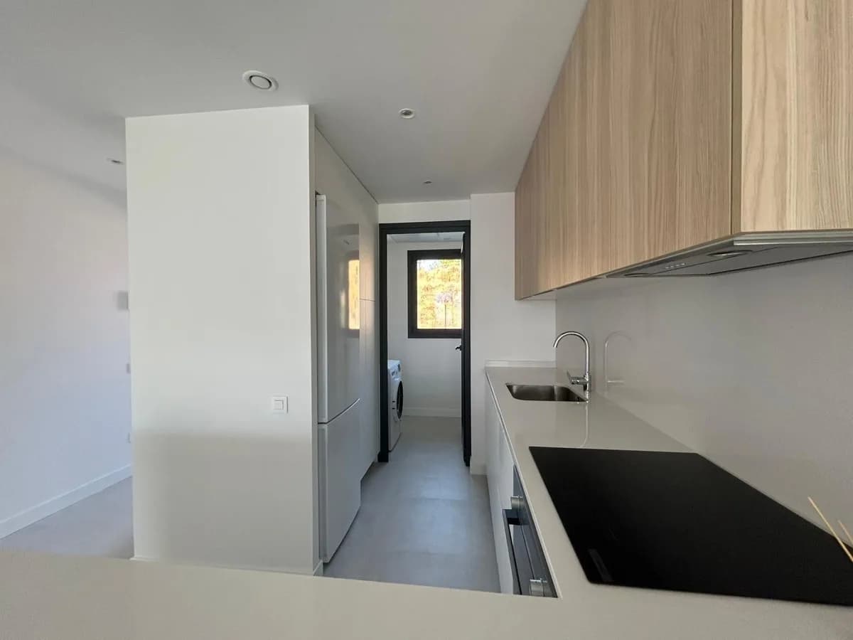 3 Bedroom Middle Floor Apartment for Sale in Selwo, Málaga - Image 6