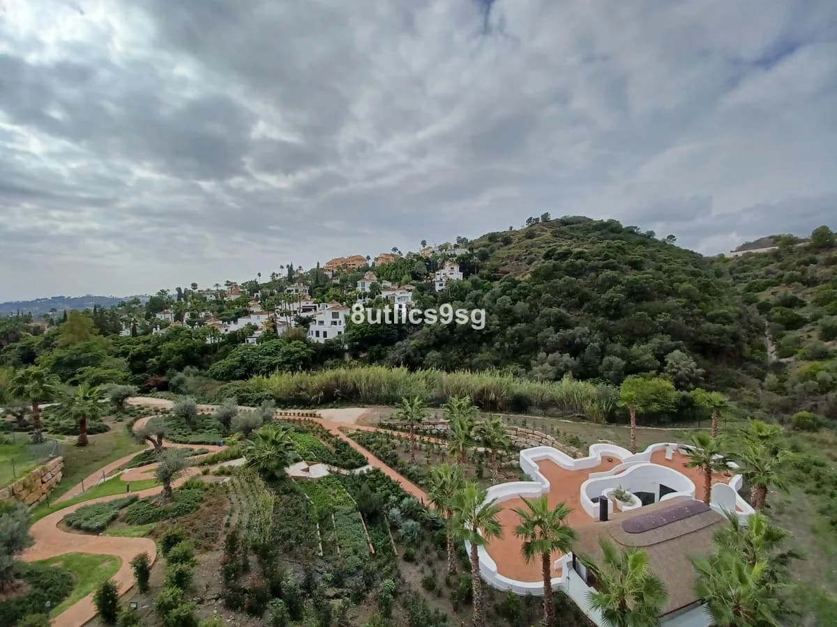 2 Bedroom Middle Floor Apartment for Sale in Aloha, Málaga - Image 3
