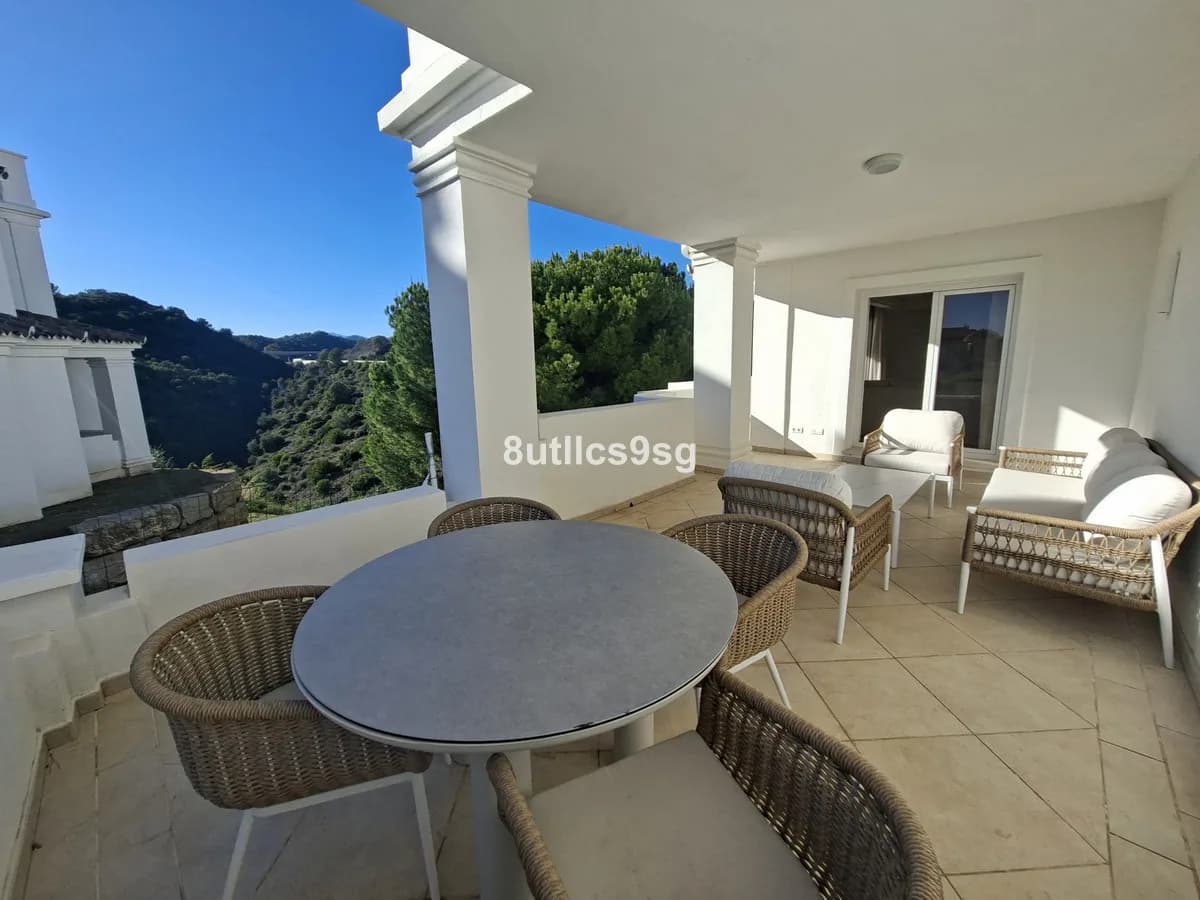 2 Bedroom Middle Floor Apartment for Sale in Aloha, Málaga - Image 5