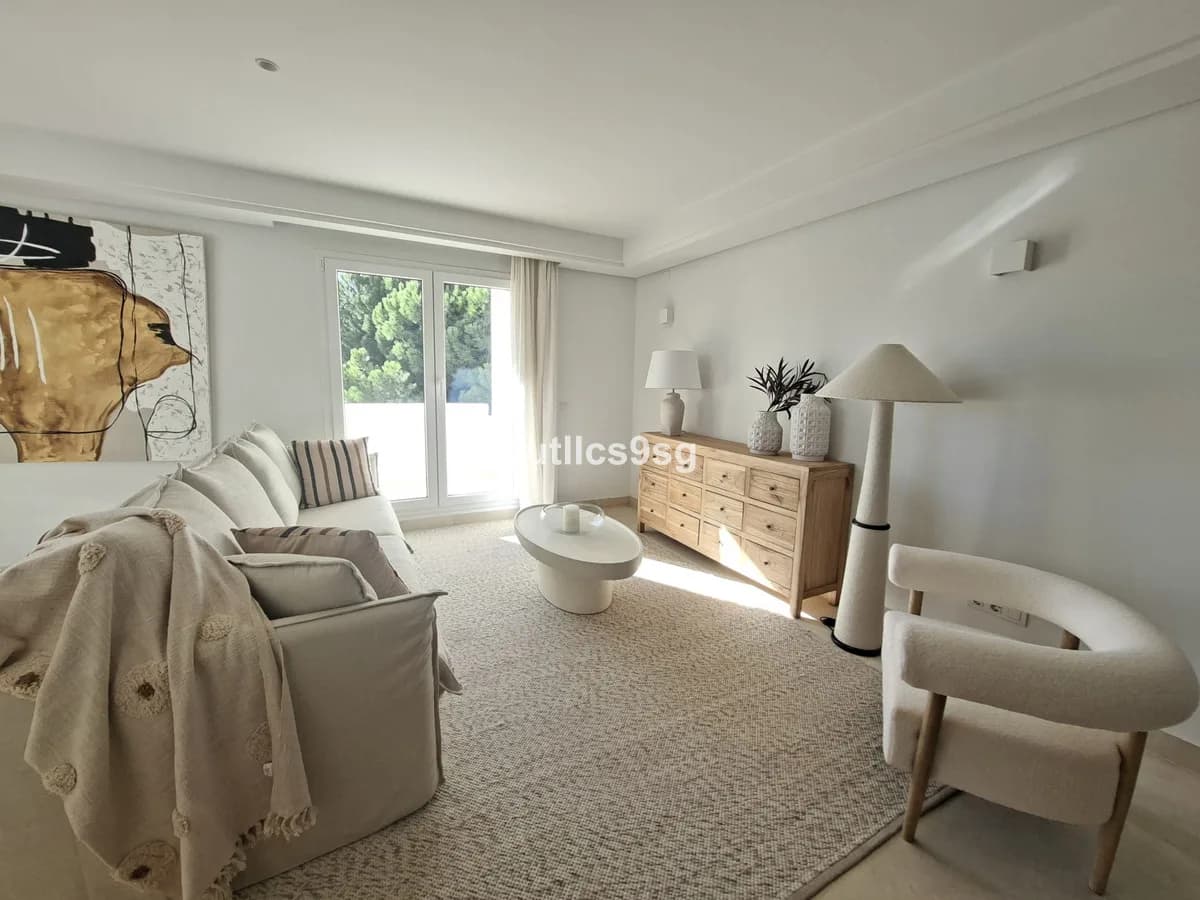 2 Bedroom Middle Floor Apartment for Sale in Aloha, Málaga - Image 9