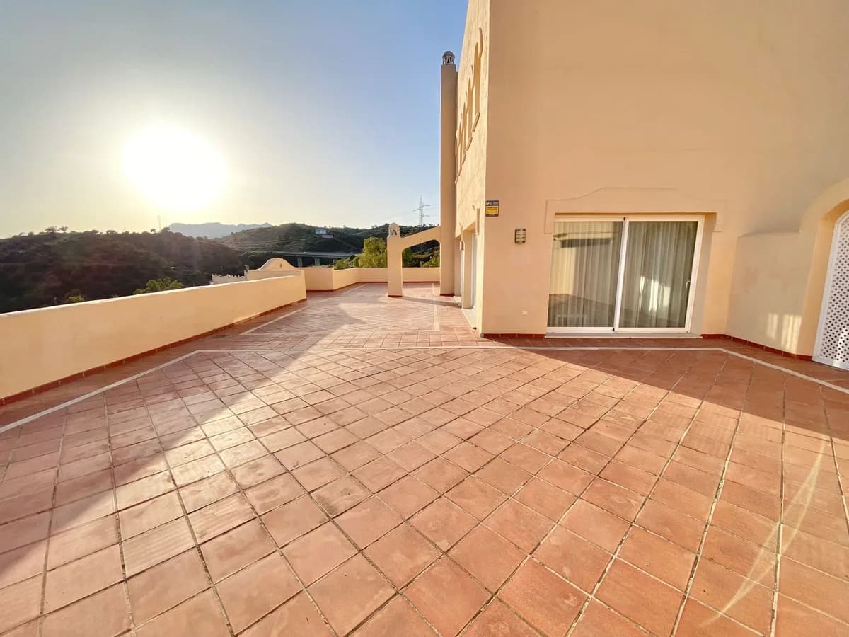 3 Bedroom Penthouse Duplex for Sale in Elviria, Málaga - Image 3