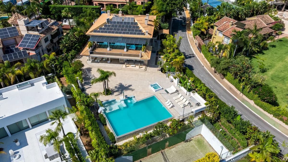 8 Bedroom Detached Villa for Sale in Bahía de Marbella, Málaga - Image 2