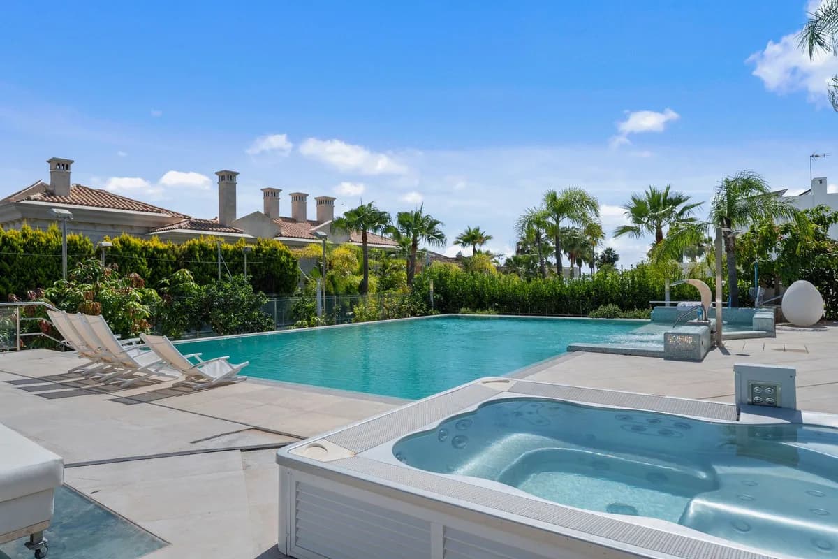 8 Bedroom Detached Villa for Sale in Bahía de Marbella, Málaga - Image 7