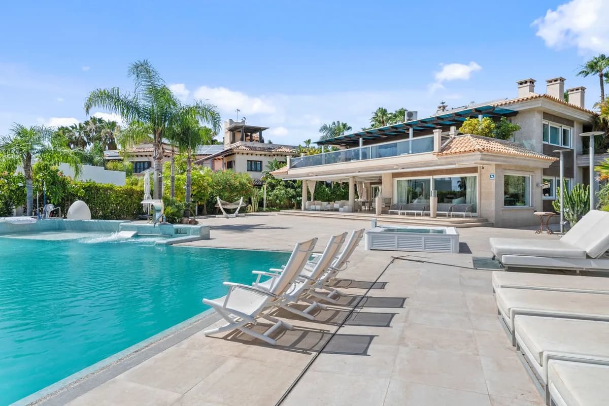 8 Bedroom Detached Villa for Sale in Bahía de Marbella, Málaga - Image 8