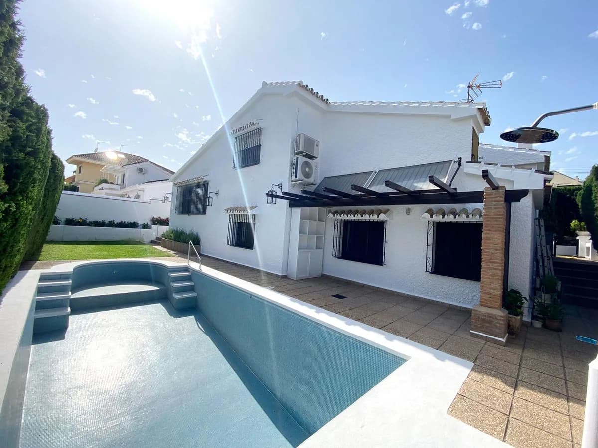 3 Bedroom Detached Villa for Sale in Fuengirola, Málaga