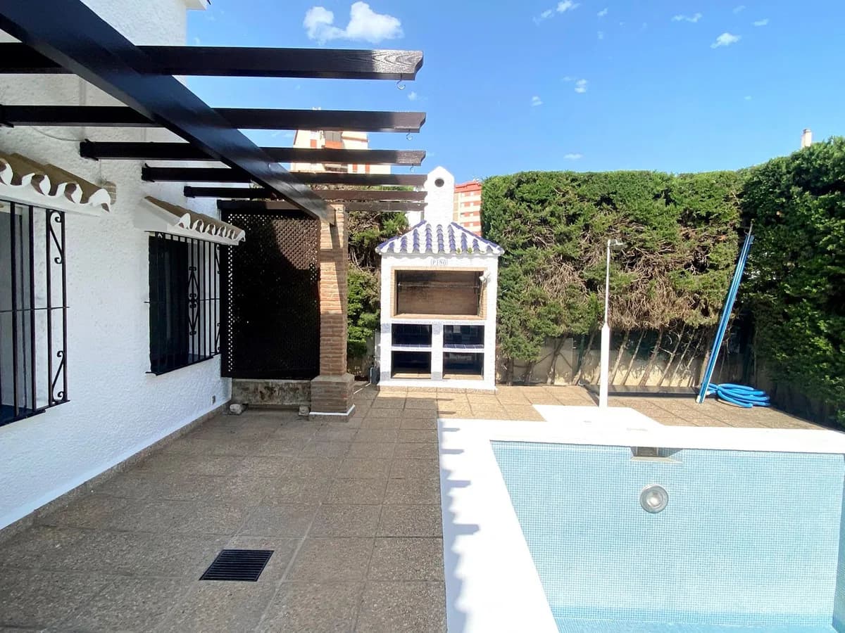 3 Bedroom Detached Villa for Sale in Fuengirola, Málaga - Image 2