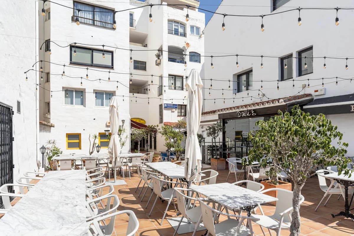 2 Bedroom Middle Floor Apartment for Sale in Puerto Banús, Málaga - Image 2
