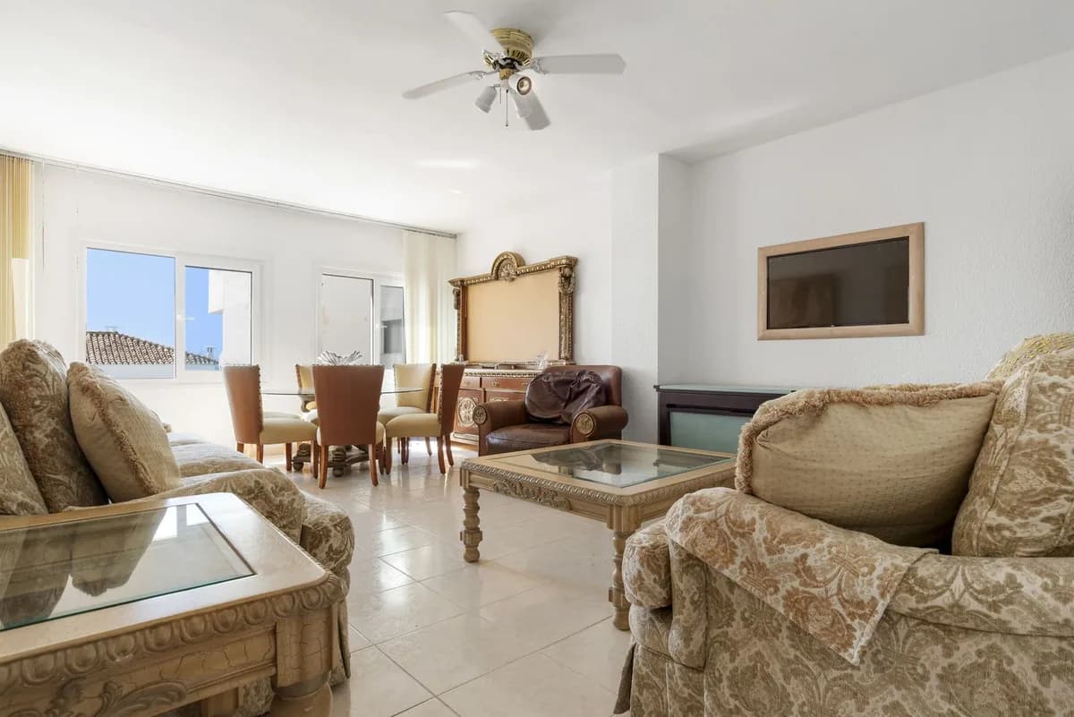 2 Bedroom Middle Floor Apartment for Sale in Puerto Banús, Málaga - Image 6