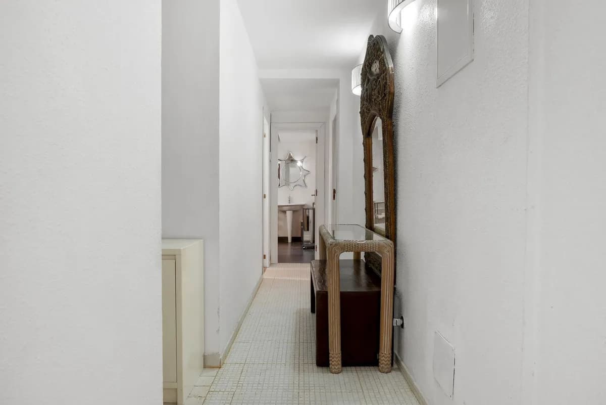 2 Bedroom Middle Floor Apartment for Sale in Puerto Banús, Málaga - Image 7